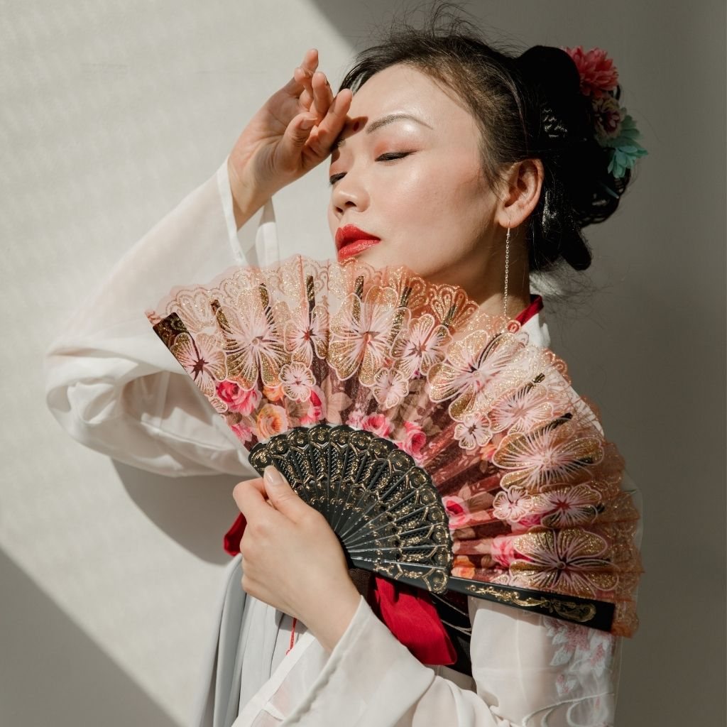 beautiful woman happy love geisha group live Natalia Kobylkina